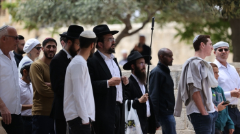 İsrail Makamları, Fanatik Yahudilerin Mübarek Mescid-i Aksa’da Yüksek Sesle İbadet Etmesine Onay Verdi