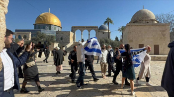 İsrail Polisinin Eşlik Ettiği Fanatik Yahudiler Mescid-i Aksa’da İsrail Bayrağı Açtı