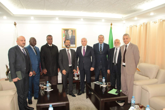 La délégation de la Ligue discute des développements de la question palestinienne avec les parties algériennes