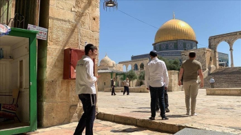Extremist Settlers Break Into the Courtyards of Al Aqsa Mosque While Being Protected by Israeli Occupation Police