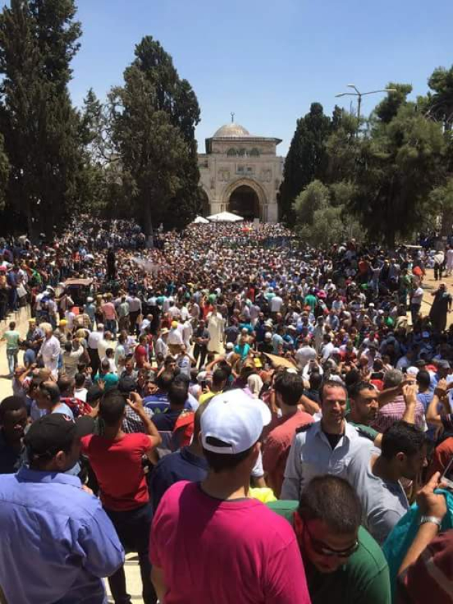 النائب البرغوثي: صلاة مئات الالاف في الاقصى تأكيد لحقنا في القدس