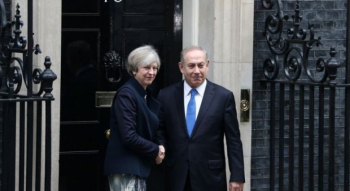 رئيسة الوزراء البريطانية تؤكد خلال لقاء نتنياهو التزام بلادها بحل الدولتين