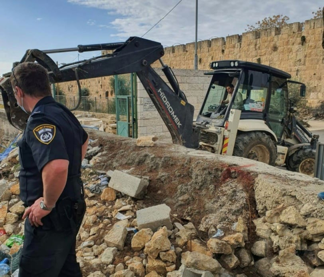 الاحتلال يواصل أعمال التهويد بـالمقبرة اليوسفية في القدس لليوم الثامن