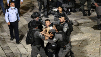 قوات الاحتلال تعتدي على المواطنين في شوارع القدس