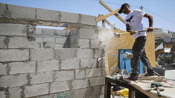 İsrail Güvenlik Güçleri, Filistinli Aileye Kendi Eliyle Evlerini Yıktırdı