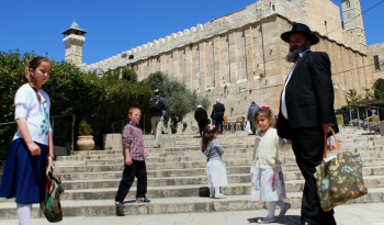 İsrailli Yahudiler El-Halil’deki Harem-i İbrahim Camii’ni Bastı
