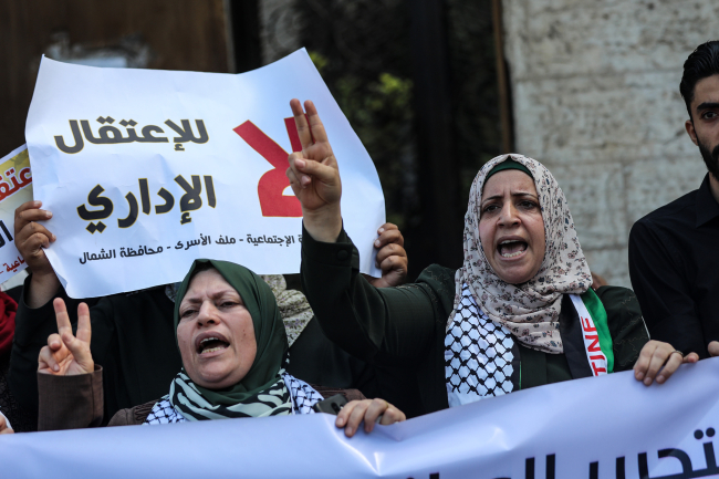 الأسرى الإداريون يقاطعون محاكم الاحتلال منذ 76 يومًا