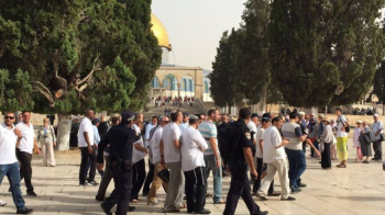 عشرات المستوطنين يقتحمون المسجد الأقصى بحراسة أمنية مشددة