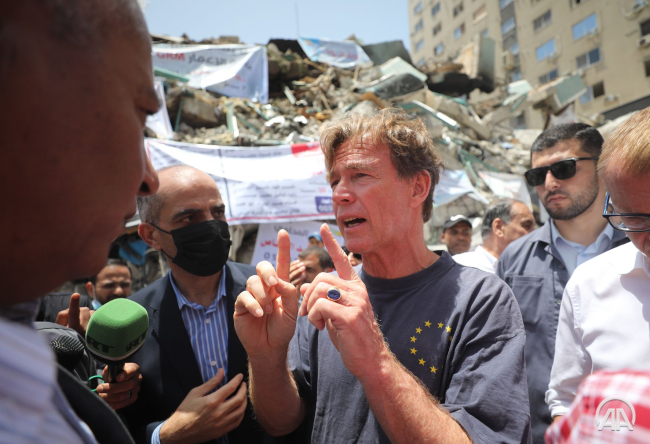 ممثل الاتحاد الأوروبي يدعو لرفع الحصار عن غزة لبدء عملية إعادة الإعمار