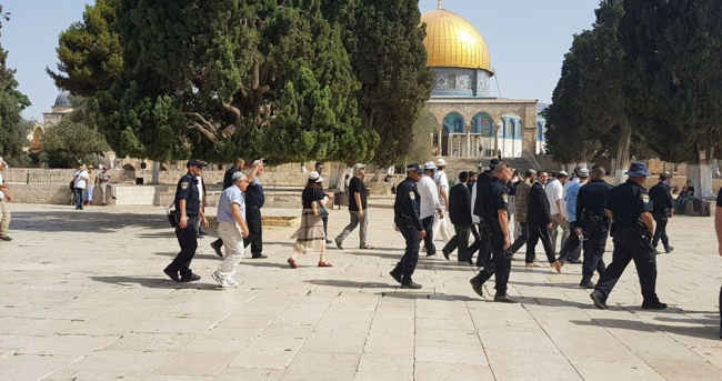 Les colons font irruption dans la mosquée al-Aqsa et l’occupation empêche les Palestiniens d’y entrer