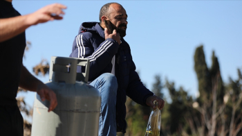 İşgal Altındaki Doğu Kudüs'te Evinden Zorla Çıkarılmak İstenen Filistinli Aile Tüp Gazlarla Çatıya Çıkarak Tepki Gösterdi