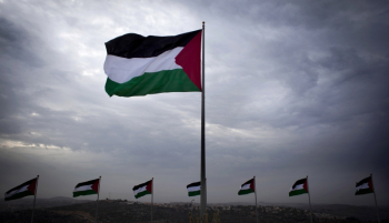 الاحتلال يهدد بلدية فلسطينية بإزالة العلم الفلسطيني
