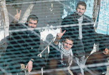 إصابة 12 أسيرًا فلسطينًا بكورونا في معتقل "عوفر"