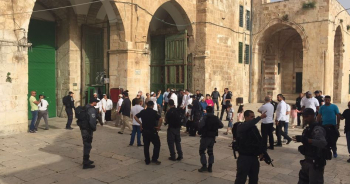 Scores of Jewish settlers defile Aqsa Mosque