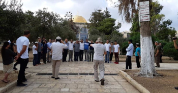 Scores of settlers, police forces defile Aqsa Mosque