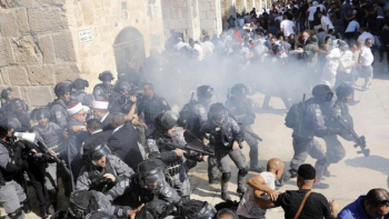L’occupation attaque une mosquée à Al-Quds et blesse les fidèles