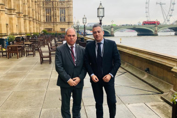 La ligue discute de la constitution d'un réseau parlementaire européen de soutien au peuple palestinien avec le député britannique Charalambous