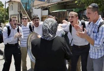 POLICE FORCES SETTLERS ATTACK LOCAL RESIDENTS IN SHEIKH JARRAH