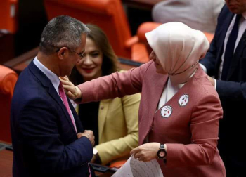 تركيا تطرد السفير الصهيوني، وﻧﻮﺍﺏ ﺍﻟﺒﺮﻟﻤﺎﻥ ﻳﻮﺯﻋﻮﻥ ﺃﻭﺳﻤﺔ ﻋﻠﻴﻬﺎ ﺷﻌﺎﺭﺍﺕ ﻣﻨﺎﺻﺮﺓ ﻟﻠﻘﺪﺱ ﻭﻓﻠﺴﻄﻴﻦ