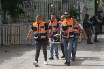 İsrail Polisi, Mescid-i Aksa’da Nöbet Tutan Filistinlilere Saldırdı