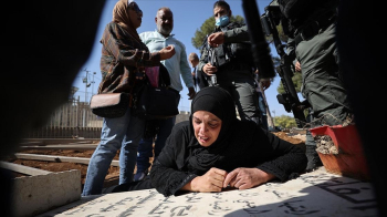 Kudüslü Acılı Anne, İsrail’in Müslüman Mezarlığındaki Yıkımına Oğlunun Kabri Başında Tepki Gösterdi