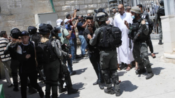 İsrail Güçleri, Harem-i İbrahim Camisi’ndeki Cemaate Gaz Bombaları ile Saldırdı