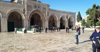 Israeli police allow settlers and tourists to defile Aqsa Mosque