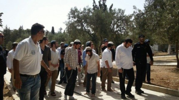 Des colons entrent par effraction dans la mosquée d’Al-Aqsa