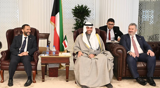 Al-Ghanim recibe a la delegación de la liga durante su visita a Kuwait