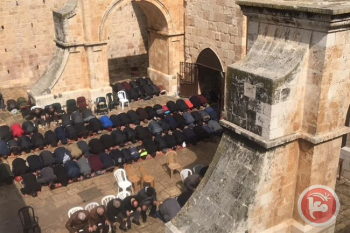 Palestinians banned from Al-Aqsa perform prayers at Lions Gate