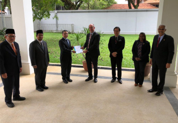 البرلمان الماليزي يسلم السفارة الأمريكية عريضة رافضة لخطة الضم