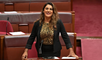 La sénatrice australienne Lidia Thorpe Exhorte le Gouvernement à Reconnaître la Souveraineté Palestinienne 