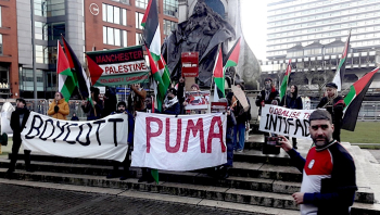 اسرائیلی فٹ بال ایسوسی ایشن کی اسپانسرشپ پر پوما کمپنی کے خلاف برطانیہ میں مظاہرہ